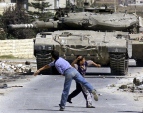 Palestinian children throw stones at Isr